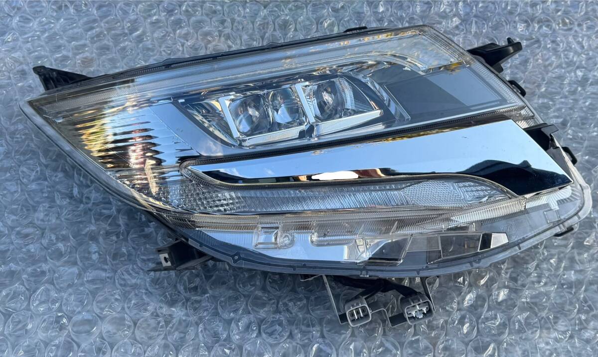 エスクァイア　ヘッドライト 右 送料込 即決 ノア/エスクァイア ZRR80/ZRR85 前期 純正 LED 右