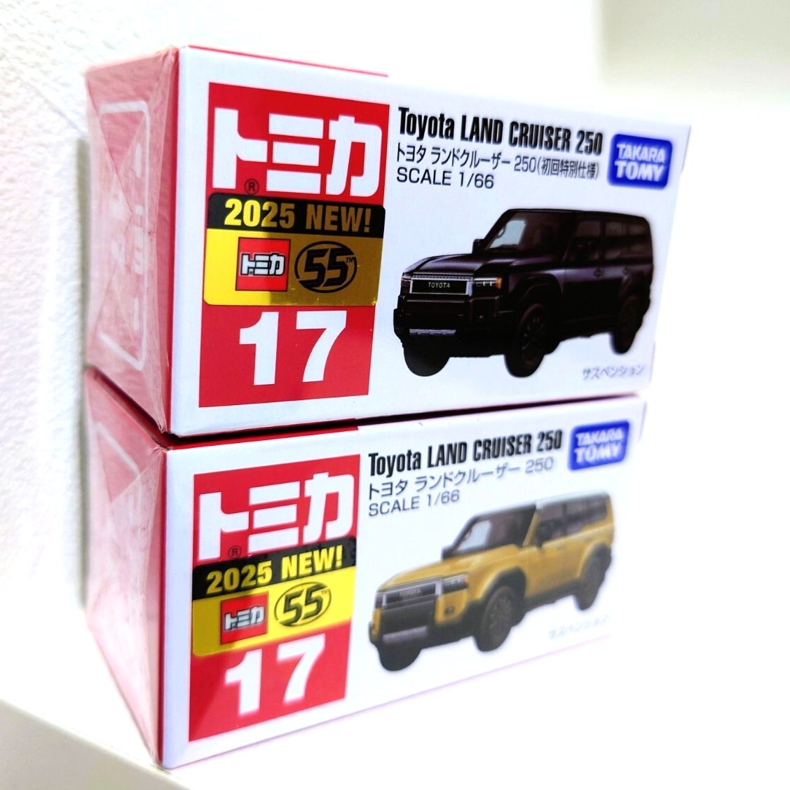 トミカ、ミニカーのセット（未開封品あり） トミカ3月新車】乗用車のミニカーを箱から取り出した。未開封開封