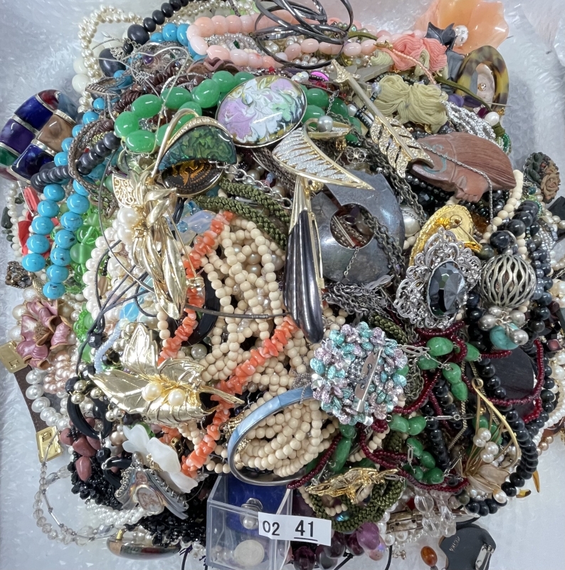 み*こ様 遺品・生前整理品 アクセサリーおまとめ売り アクセサリー 大量 まとめ売り 遺品整理 - メルカリ