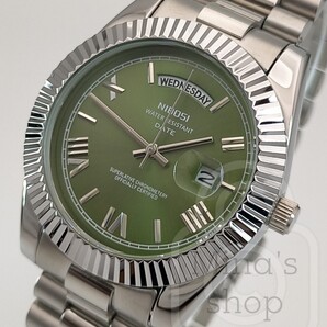 この価格にして驚異的な質感とデザインクオリティを実現【これほど美しいグリーン文字盤にはそうそう出会えない/新品】デイデイト機能搭載