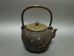 【雑貨】日本亀文 銀象嵌浜千鳥家戊底印丸形鉄瓶