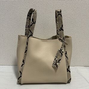 美品 cache cache カシュカシュ レディース ハンドバッグ トートバッグ カバン 合皮 レザー ベージュ 蛇柄 ヘビ柄 可愛い ブランド