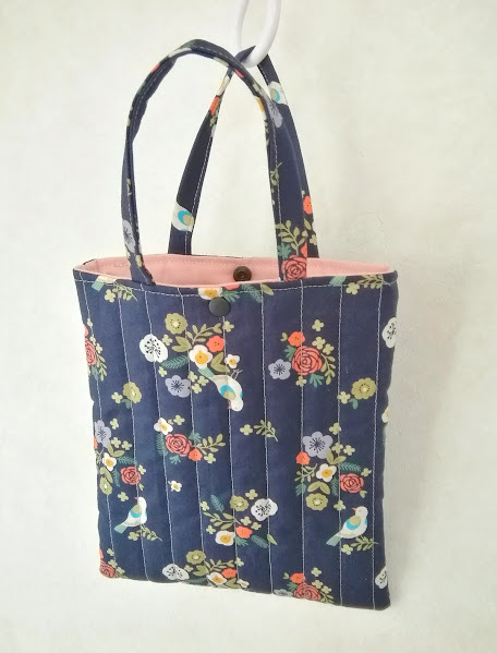 ハンドメイド　〈キルト芯でふんわり仕上げ〉プラホック付き・ミニトート　小鳥と花/