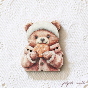 クッキーを持ったクマ フランス 製 木製ボタン アトリエ ボヌール ドゥ ジュール くま クマ パタミン ボタン