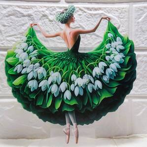 2D・すずらんの化身のダンス・立体描法のアクリルスタンド・出窓装飾・内から外から綺麗・サンキャッチャー・小型水槽のオブジェとしても