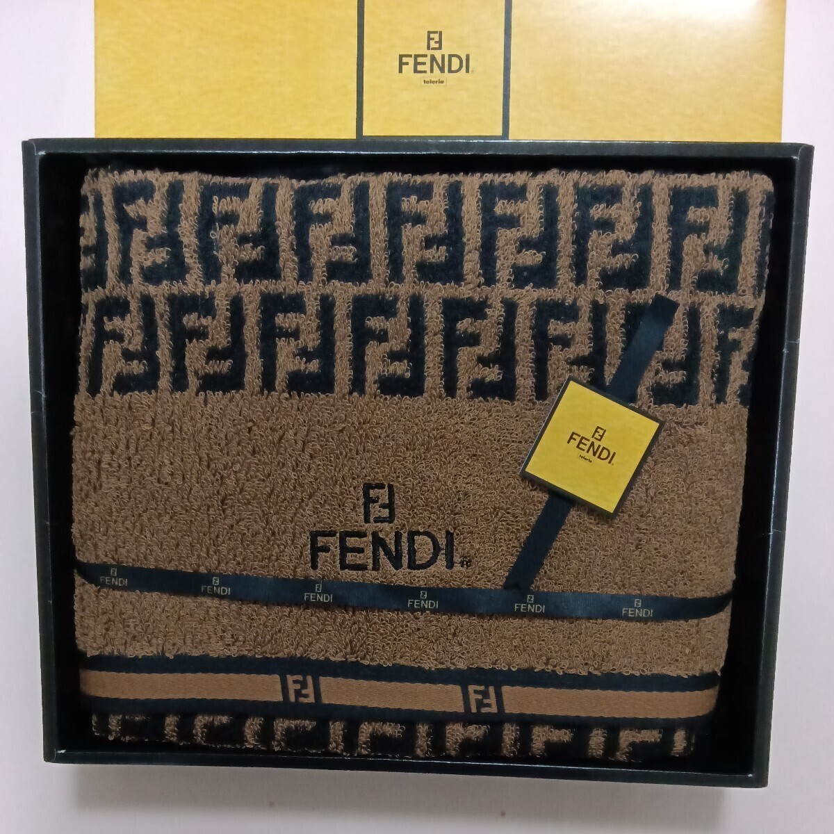 FENDIフェンディ【　　バスタオル・ズッカ柄　　】ブラック×ブラウン・箱なし発