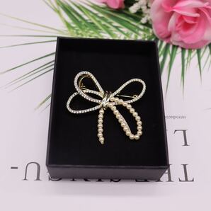 スワロフスキージルコンリボン花ブローチ真珠コサージュ結婚式入学式卒業式記念日 ゴールド お誕生日記念日母の日クリスマス贈り物
