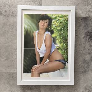 ●額装品 早瀬久美 グラビア 昭和女優 A4サイズ額入り 切り抜き ポスター風 アートフレーム 送料無料 D272
