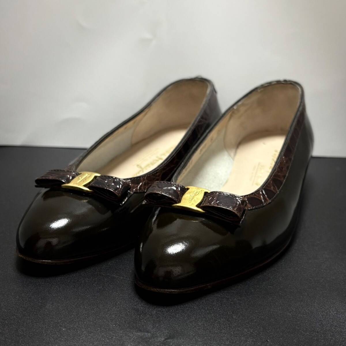 美品 Salvatore Ferragamo サルヴァトーレ フェラガモ パンプス ヴァラ リボン クロコ型押し エナメル プレーントゥ ブラウン 茶色 6 23cm