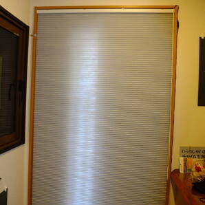 ハニカムシェード(採光)|ハニカムスクリーン W:110cm H:210cm 美品 未使用の壁用、天井用取り付け器具付き