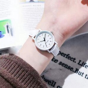 ホワイト シンプルなスエード調のレディース腕時計安い大人、学生、社会人の通勤かわいいスエードのクォーツでアナロなのに おしゃれ