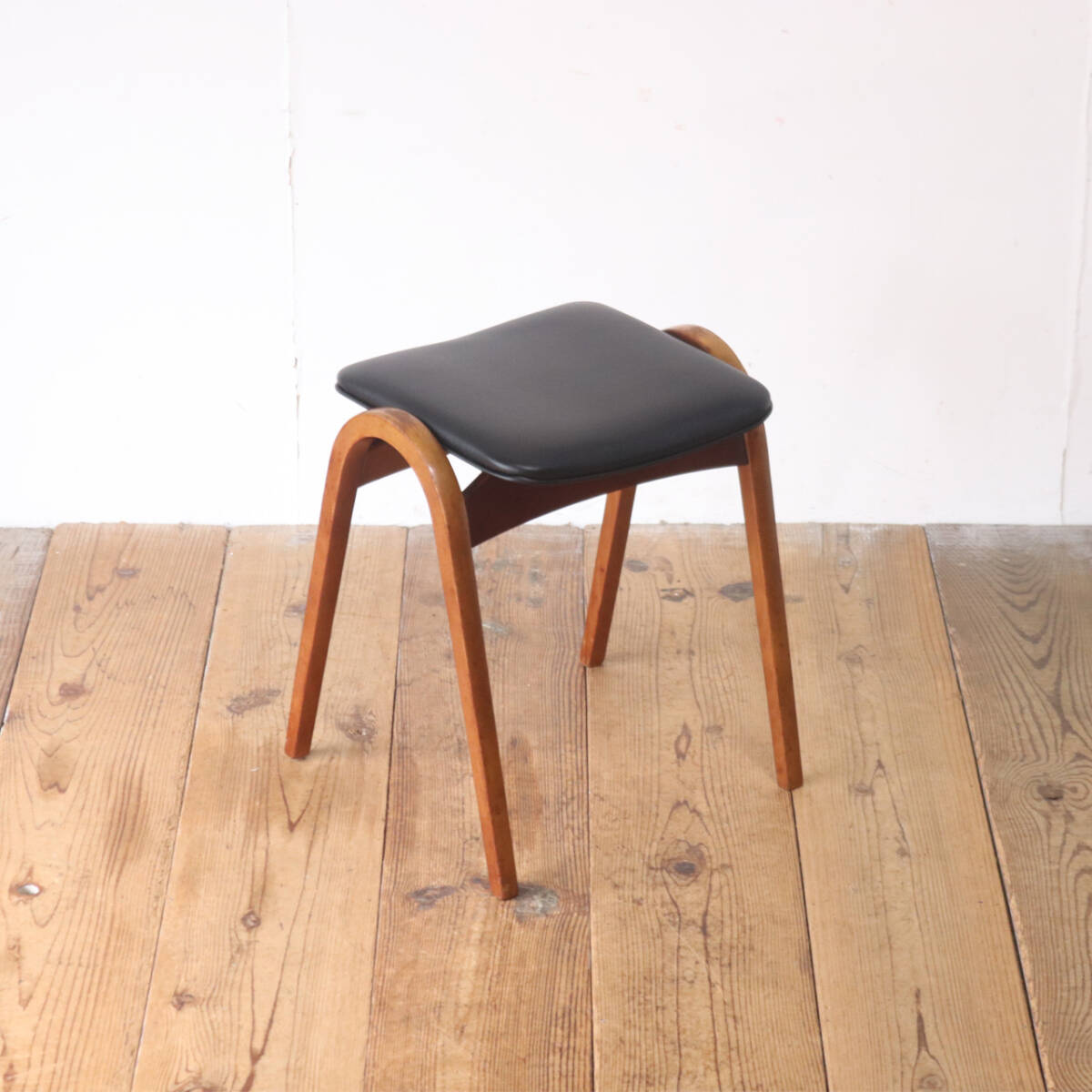 昭和レトロ 廃盤 絶版 スツール 椅子 合皮 アンティーク 未使用品 長期保管品 2025年最新】Yahoo!オークション -アンティーク スツールの中古品