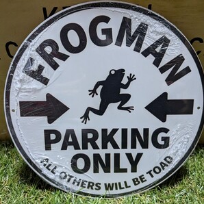 1点のみ│フロッグマン専用駐車場│レトロな蛙ブリキ看板│お洒落なカエルメタルサイン│アメリカン海外輸入雑貨│ガレージ、店舗、かえる