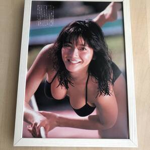kj ★額装品★ 22歳 向井亜紀 グラビア セクシー ビキニ 貴重写真 A4サイズ額入り ポスター風デザイン 水着 美乳 癒し 笑顔 女優