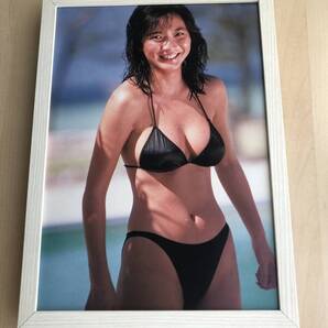 kj ★額装品★ 22歳 向井亜紀 グラビア セクシー ビキニ 貴重写真 A4サイズ額入り ポスター風デザイン 水着 美乳 笑顔 女優