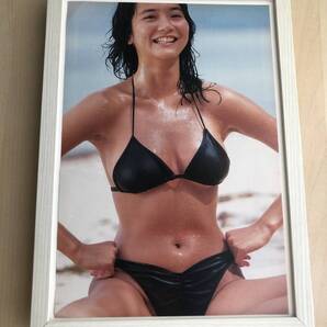 kj ★額装品★ 22歳 向井亜紀 グラビア セクシー ビキニ 貴重写真 A4サイズ額入り ポスター風デザイン 水着 笑顔 女優 美乳