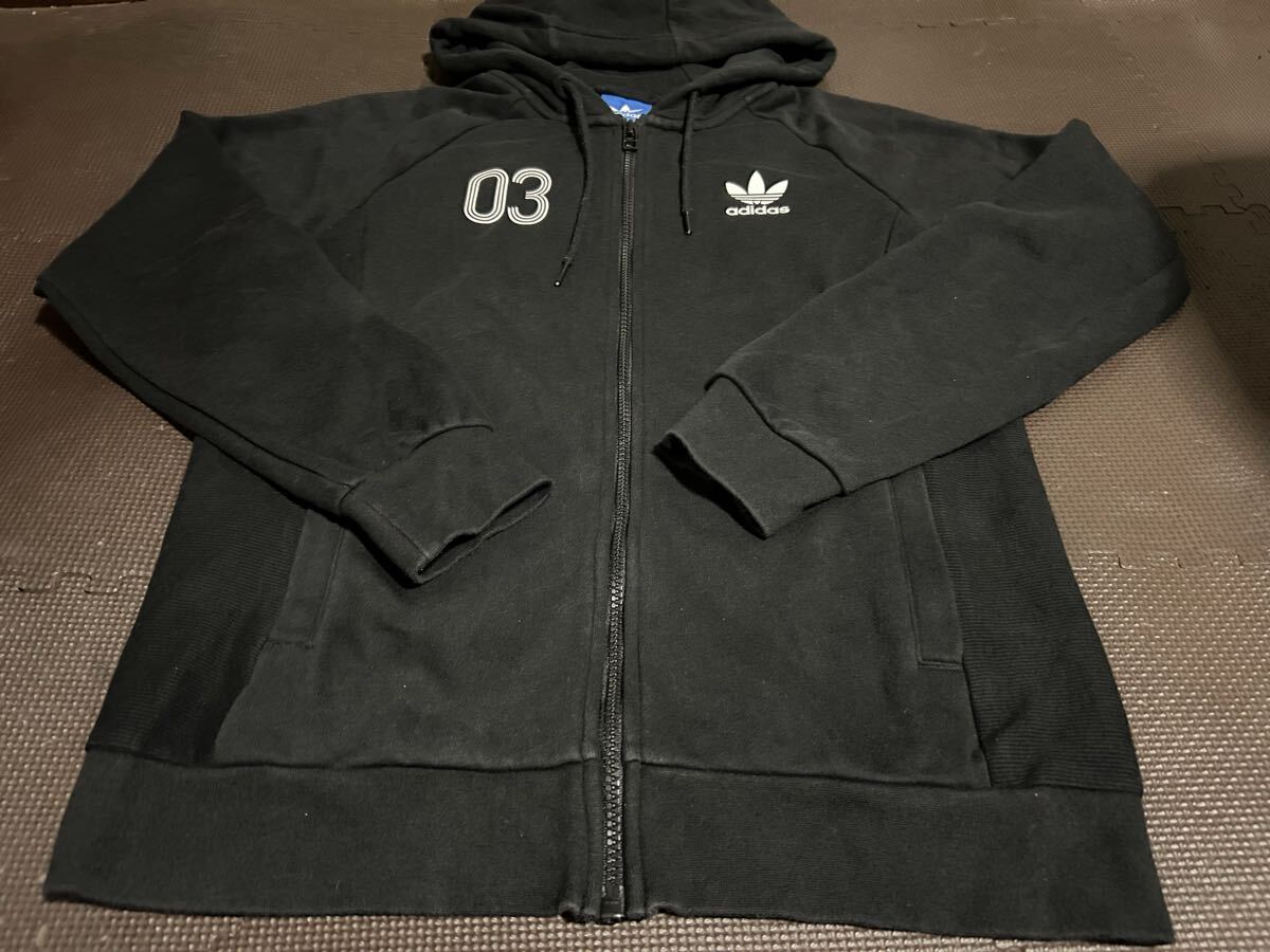 adidasスウェット黒、ロゴ白ストレッチパーカー　サイズＭ