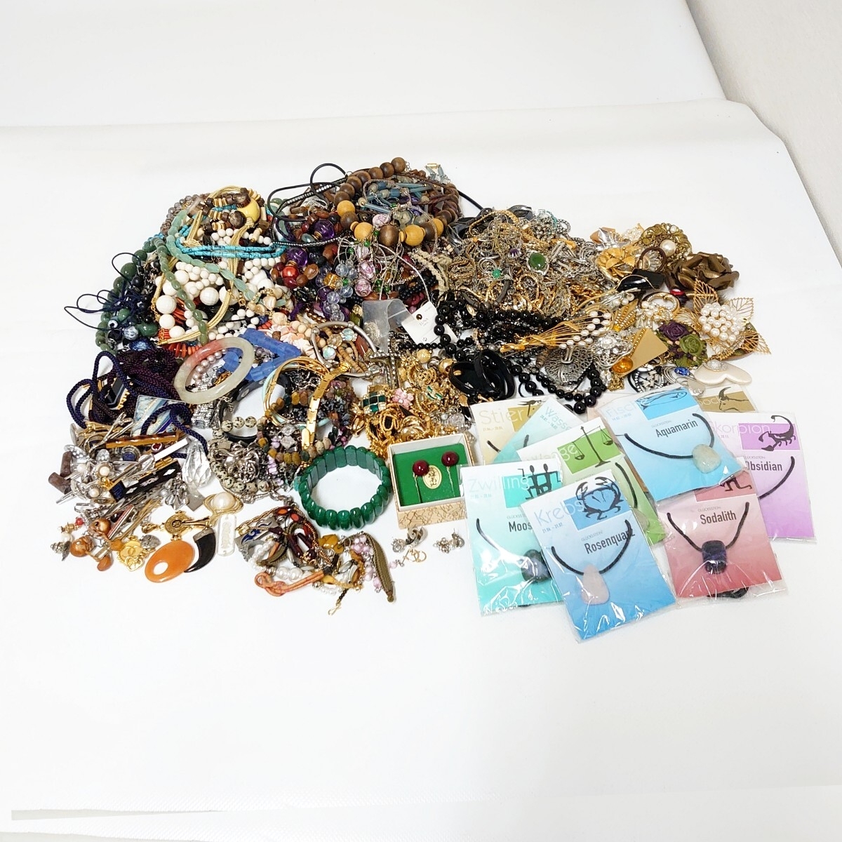 ❷アクセサリーイミテーションまとめ売り 約7キロ パール翡翠など多数あり imgrc0111324770.jpg