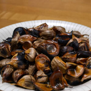 b セール訳あり S~Mサイズ 調理師免許取得 青森県産6片を自家製加工 黒にんにくバラ(茎、外皮なし) 1kg