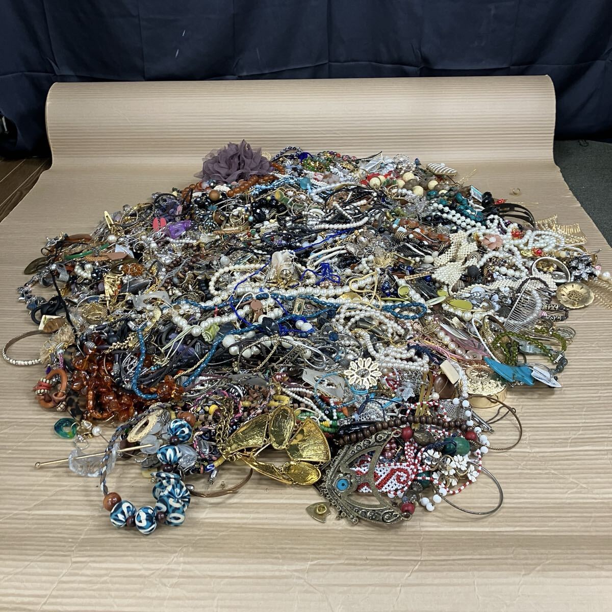 イミテーションアクセサリー まとめ 約2kg ネックレス リング ブローチ 等 イミテーションアクセサリー まとめ 約2kg ネックレス リング ブローチ