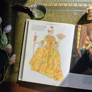 まるで舞踏会に招かれたような♪欧州ファッション史を旅するヴィンテージ本 古書洋書