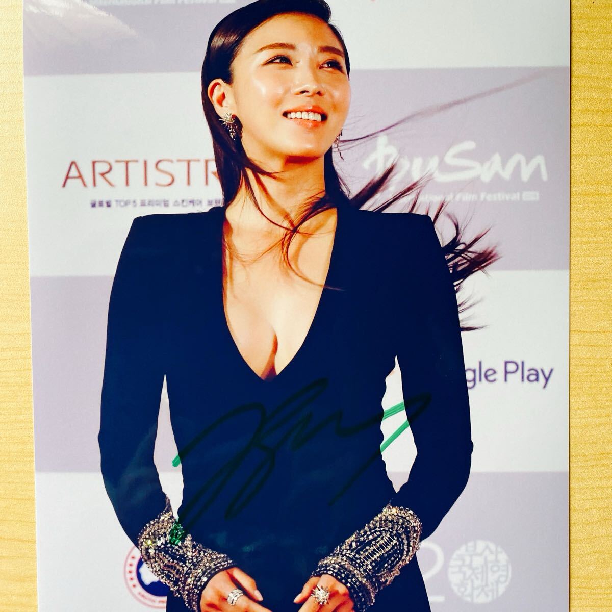 綾野剛 直筆サイン入 写真集「胎響」 :: Yahoo!Auction｜DEJAPAN