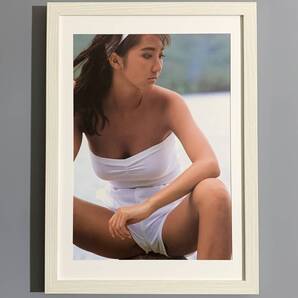 ■向井亜紀■「セクシーグラビア」/A4額装品/タンクトップ/巨乳/谷間/日焼け/開脚/美人/女優/タレント/貴重写真/印刷物/インテリア G420s