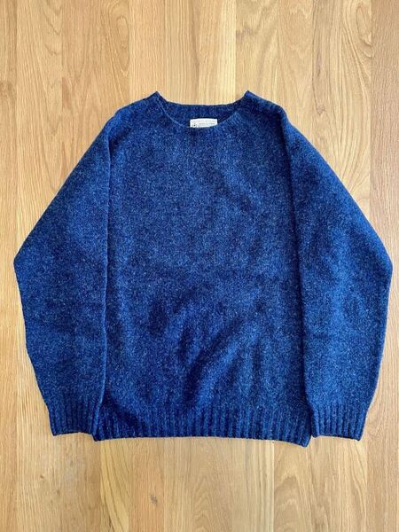 <INVERALLAN(インバーアラン)SHETLAND CREWNECK SWEATER(シェットランドクルーネックセーター)DENIM(デニム)>スコットランド製
