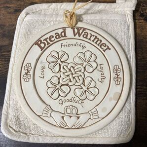 装飾が施された陶器製のパン温め器。使い方は写真最後の英文をご覧ください。- 商品名: Bread Warmer- デザイン 装飾が施された陶器製-