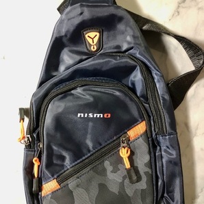 誰も持ってない?さり気なく目立つ!ニスモ NISMO ロゴ 濃紺 迷彩軽量ボディーバッグ ノート マーチ オーラ R35 スカイライン