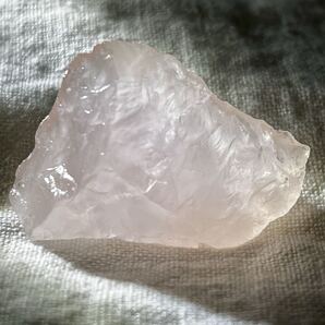 うるうる ローズクォーツ 原石 天然石 守護石 幸運 開運 恋愛運 引き寄せ お守りご利益 パワーストーン 女子力 美 優しさ 魅力 鉱物 鉱石