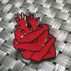 《赤手腕US芸術心臓》■ ■新品■心臓 手 腕 アート 芸術■ピンバッジ バッチ■おしゃれ ファッション