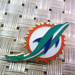《PN緑Dp炎輪》新品NFLマイアミ・ドルフィンズMiami Dolphins ピンバッジ■おしゃれ◆アメリカ スポーツ◎アメフト アメリカンフットボール