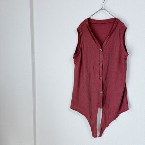 レア ボタン付きノースリーブトップス レディース レッド チョッキ おしゃれ