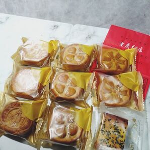 重慶飯店 豆沙月餅3個・桃仁月餅3個・栗子月餅2個・ナア扮夾心1個合計9個セット