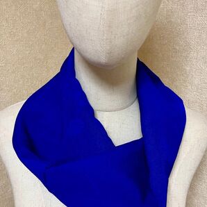 【No.137】ねじりストール 紺 鮮やかなブルー シンプル 大きめ 同色の花柄模様