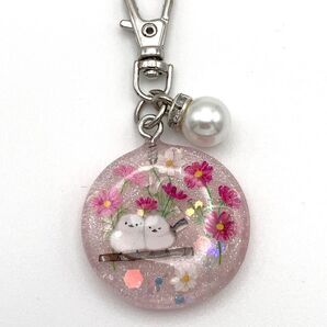 メモリーオイル封入 かわいい シマエナガ レジン パール 北海道の野鳥 ピンクラメ キーホルダー コスモス 秋桜 お守り AB