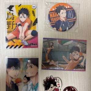 ハイキューのキャラクターグッズセット、アクリルスタンドや缶バッジ、カードの5点セット