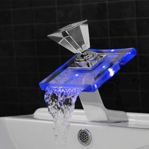 温水と冷水クリスタルガラス滝の洗面器の蛇口led色変化浴室クローム仕上げ