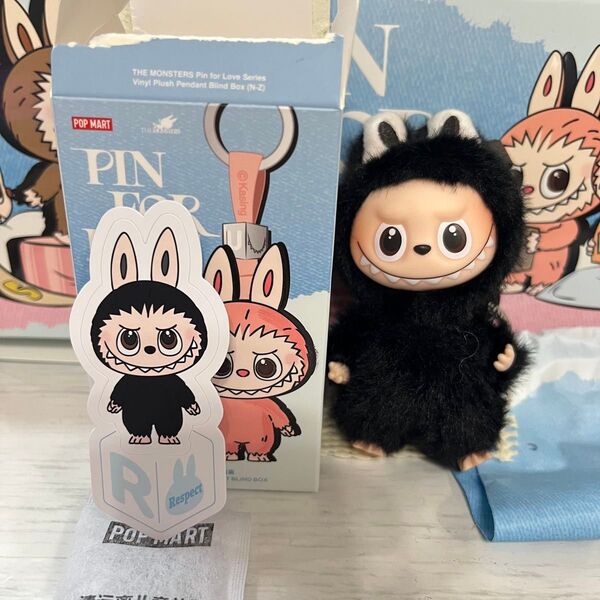 正規品 ポップマート ラブブ イニシャル ぬいぐるみペンダント LABUBU MONSTER PIN FOR LOVE 《 R》