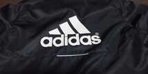 美品adidas裏ボア、黒、ロゴ、ライン白、ファスナー蛍光色ベンチコート サイズ130_画像5