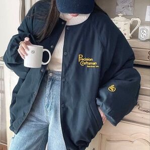 《JAVAジャバ 別注》ロゴ刺繍中綿ノーカラーオーバーサイズブルゾン