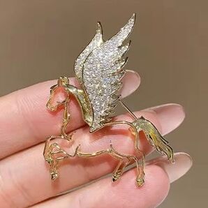 ブローチ ペガサス 天馬 キラキラ ビジュー ゴールドカラー かわいい 可愛い キュート ロマンチック ファンタジー エレガント