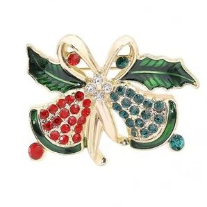 ブローチ クリスマスベル リーフ 赤 レッド 緑 グリーン キラキラ キュート かわいい 可愛い パーティ アクセサリーピン