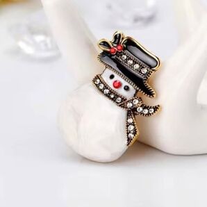 ブローチ 雪だるま スノーマン 黒い帽子 エナメル仕上げ かわいい 可愛い キュート クリスマス 冬 キラキラ アクセサリーピン