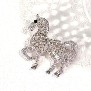 ブローチ キラキラ馬 ウマ うま ビジュー シルバーカラー かわいい 可愛い キュート エレガント フォーマル アクセサリーピン