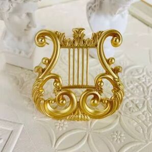 ブローチ ハープ アンティーク調 竪琴 ゴールドカラー かわいい 可愛い キュート フォーマル パーティ アクセサリーピン