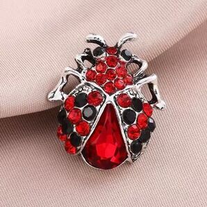 ブローチ てんとう虫 赤 黒 ビジュー シルバーカラー かわいい 可愛い キュート キラキラ アクセサリーピン