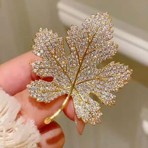 ブローチ メープルリーフ キラキラ ビジュー ゴールドカラー かわいい 可愛い キュート エレガント フォーマル アクセサリーピン