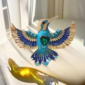ブローチ キラキラバード 青系 ブルー ハートのビジュー かわいい 可愛い 豪華 ゴージャス ゴールドカラー アクセサリーピン